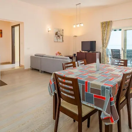 Apartment 3 Bedroom Beautiful In Moscenicka Draga