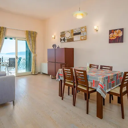 Apartment 3 Bedroom Beautiful In Moscenicka Draga