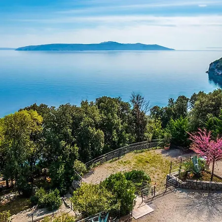 3 Bedroom Beautiful In Apartment Moscenicka Draga