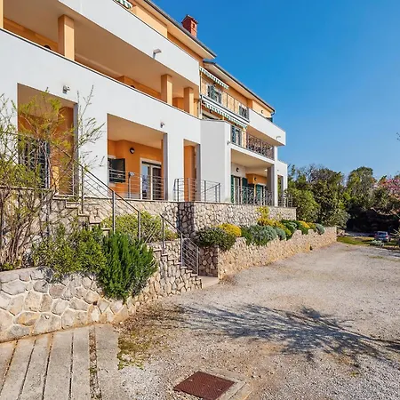 Apartment 3 Bedroom Beautiful In Moscenicka Draga